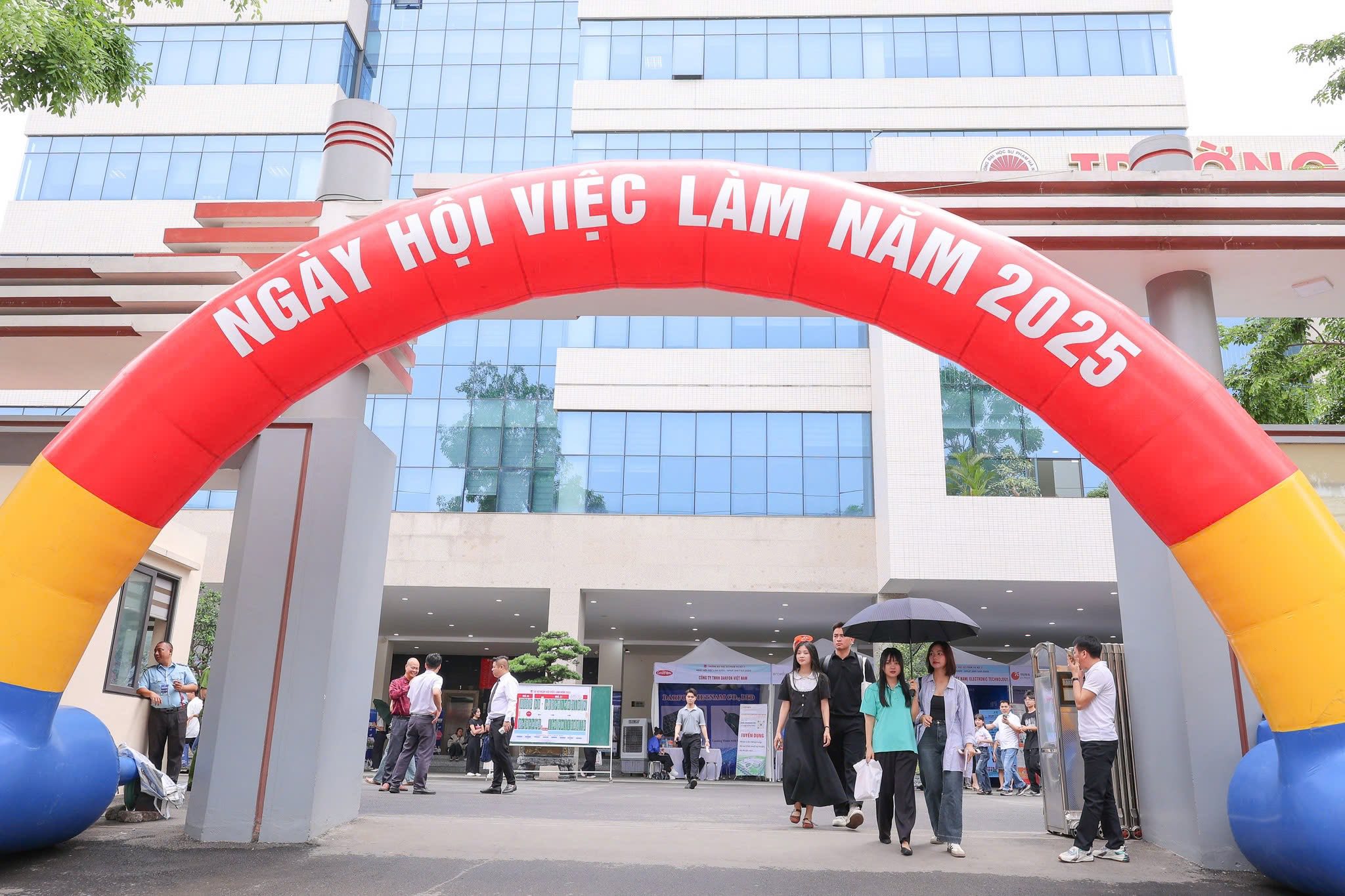 Sinh viên Khoa Tiếng Trung Quốc hào hứng tham gia Ngày hội việc làm - HPU2 Job Fair 2025
