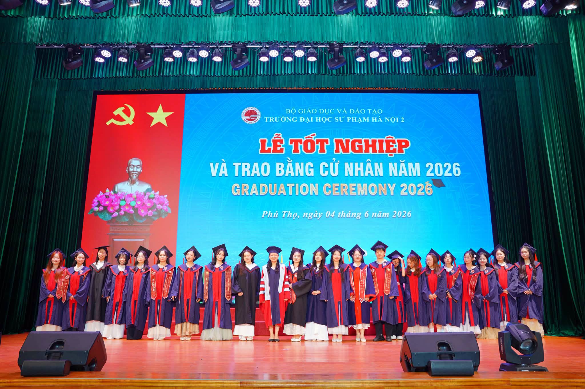 CHÚC MỪNG CÁC TÂN CỬ NHÂN CỦA KHOA TIẾNG TRUNG QUỐC 