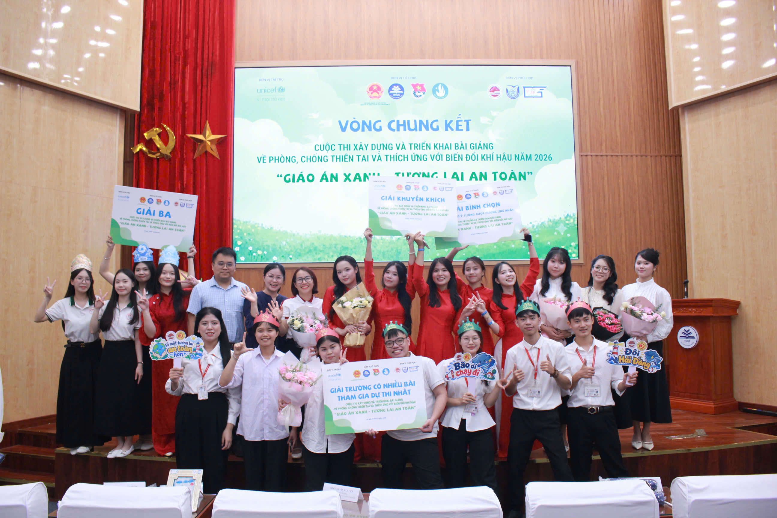 CHÚC MỪNG SINH VIÊN KHOA TIẾNG TRUNG QUỐC ĐẠT GIẢI TẠI CUỘC THI “GIÁO ÁN XANH – VÌ TƯƠNG LAI AN TOÀN”