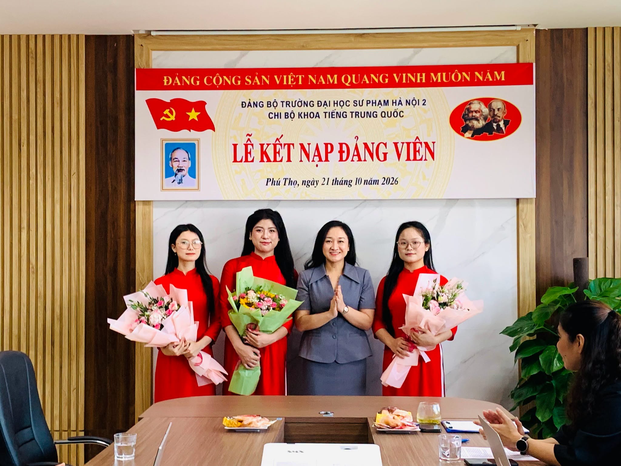 LỄ KẾT NẠP ĐẢNG VIÊN LẦN THỨ NĂM CỦA CHI BỘ KHOA TIẾNG TRUNG QUỐC